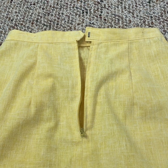 Vintage Yellow Linen Like Skirt. Size 6 - Picture 5 of 9